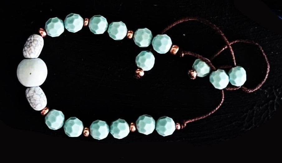 Blaues Armband mit weißen Perlen