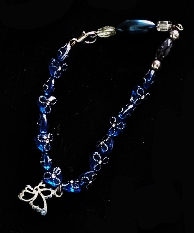 Blaues Armband mit Schmetterling