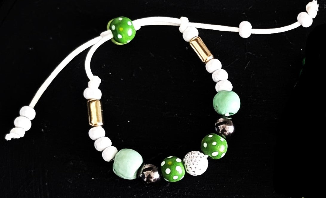 Armband grüne Perle mit Punkten