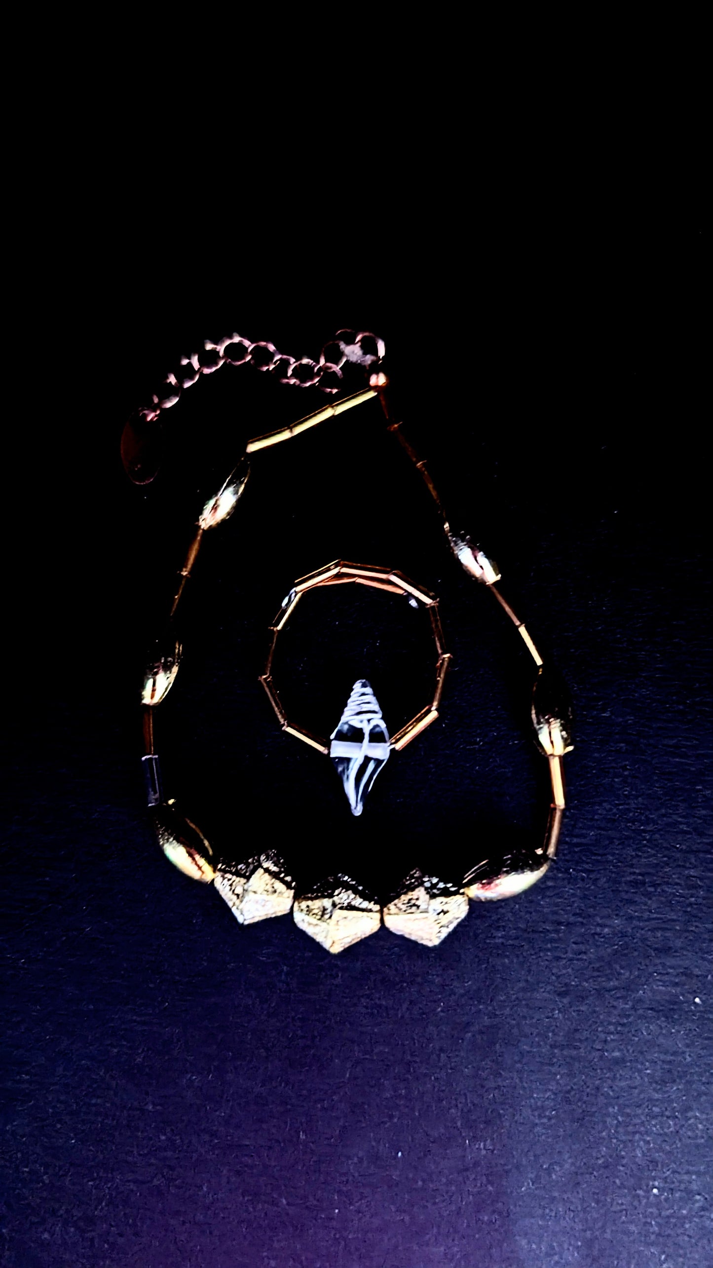 Abstraktband mit Ring