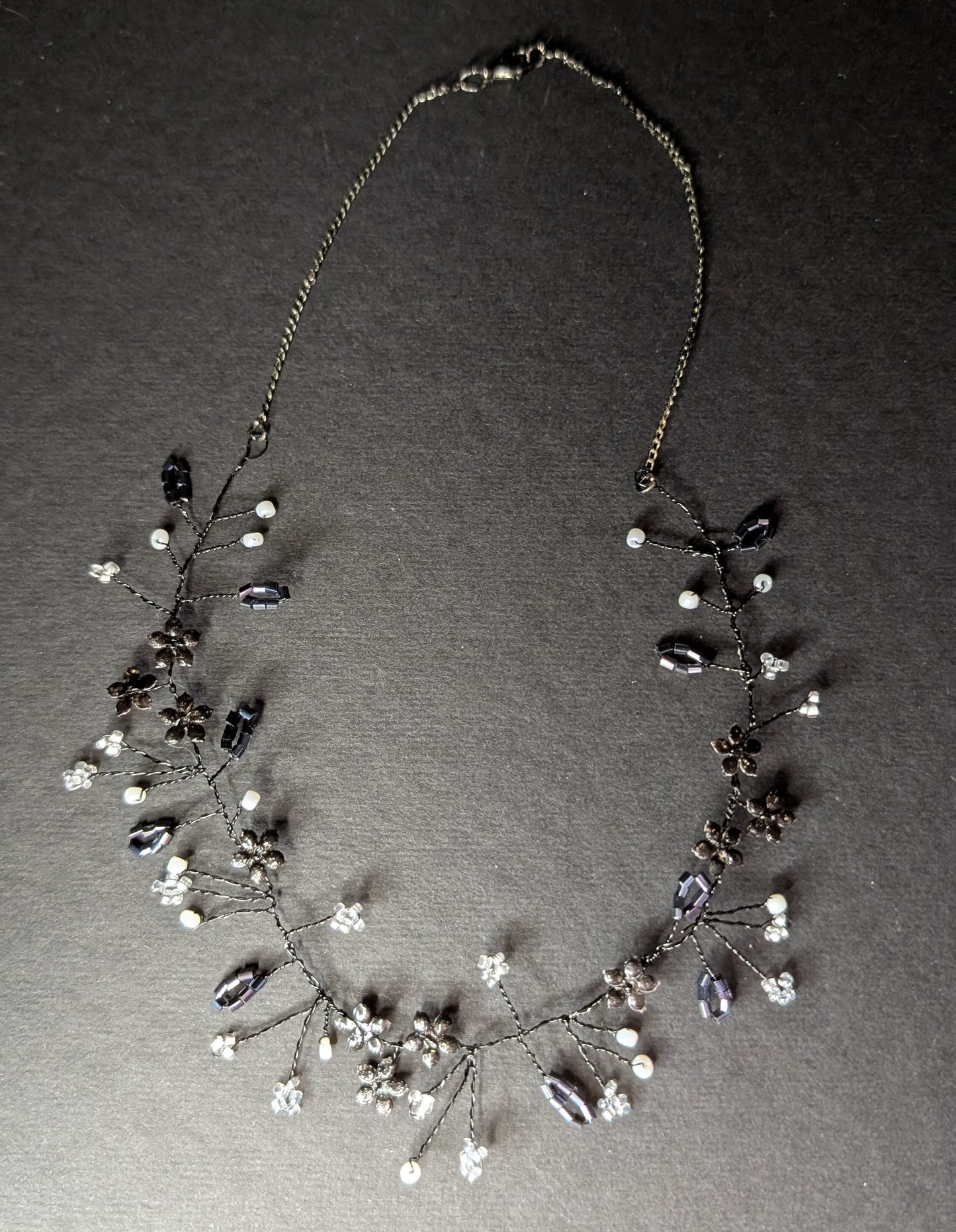 Schwarze Blüten Kette