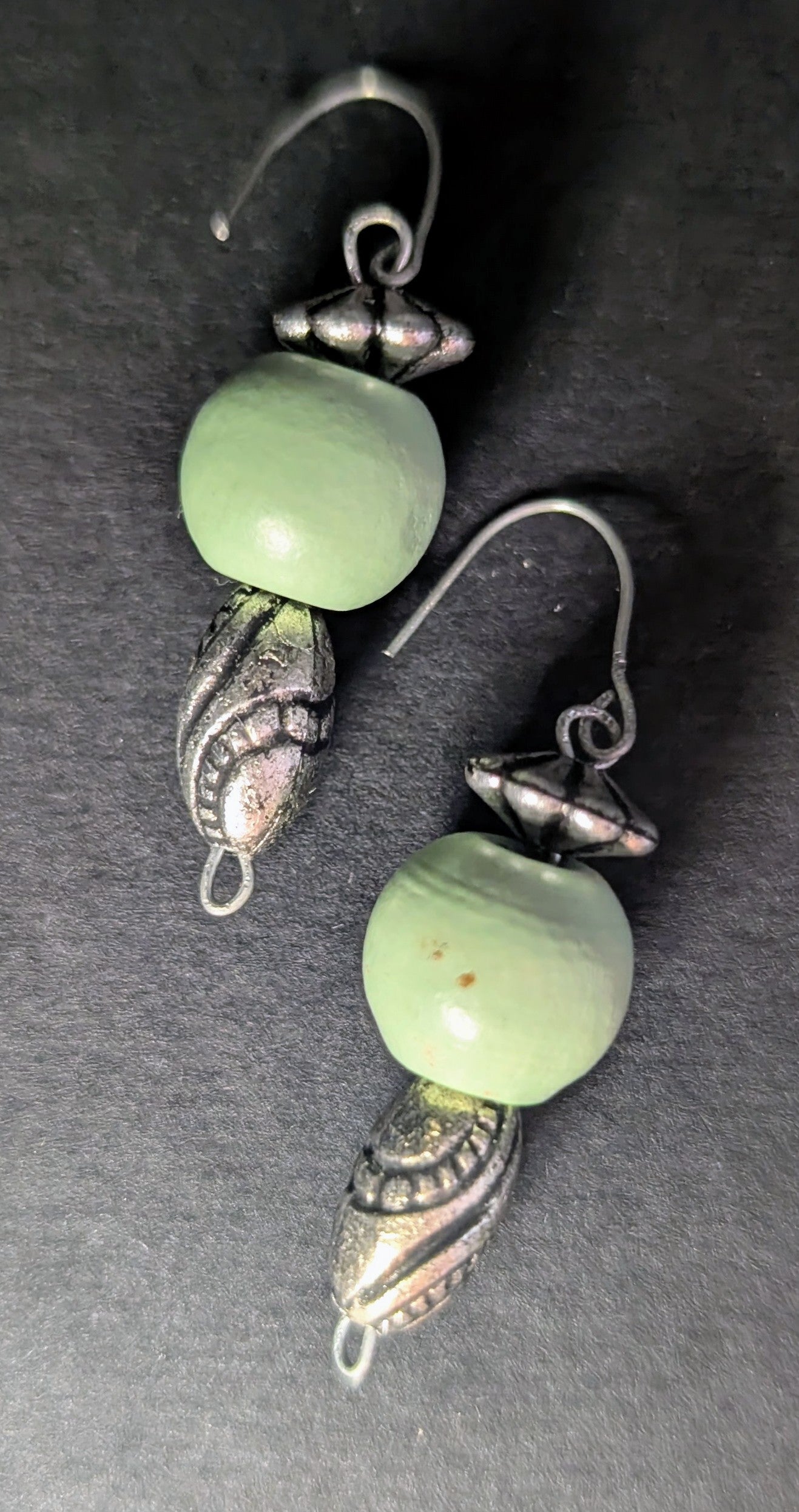 Grüne Perle mit Tropfen Ohrringe